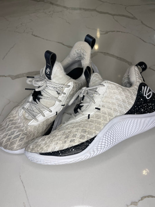Shoes - White/Black Currys